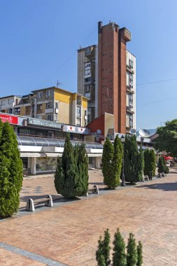 Pirot, Sırbistan - 15 Haziran 2019: Pirot, Güney ve Doğu Sırbistan şehir merkezinde Kare ve Bina