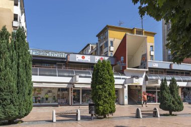 Pirot, Sırbistan - 15 Haziran 2019: Pirot, Güney ve Doğu Sırbistan şehir merkezinde Kare ve Bina