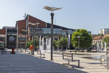 Pirot, Sırbistan - 15 Haziran 2019: Pirot, Güney ve Doğu Sırbistan şehir merkezinde Kare ve Bina