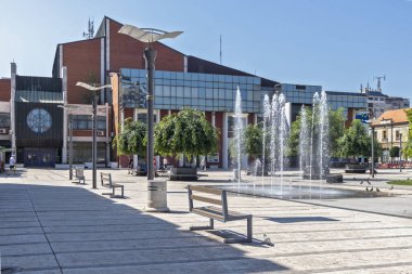 Pirot, Sırbistan - 15 Haziran 2019: Pirot, Güney ve Doğu Sırbistan şehir merkezinde Kare ve Bina