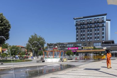 Pirot, Sırbistan - 15 Haziran 2019: Pirot, Güney ve Doğu Sırbistan şehir merkezinde Kare ve Bina