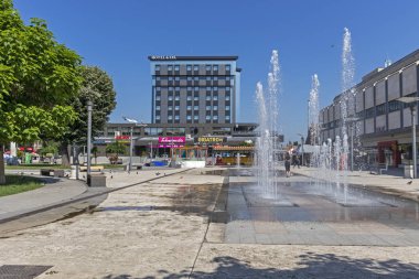 Pirot, Sırbistan - 15 Haziran 2019: Pirot, Güney ve Doğu Sırbistan şehir merkezinde Kare ve Bina