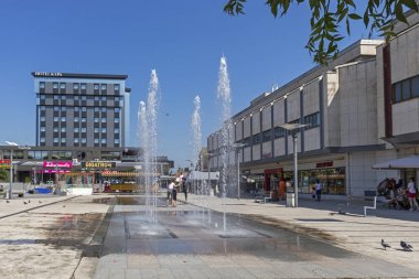 Pirot, Sırbistan - 15 Haziran 2019: Pirot, Güney ve Doğu Sırbistan şehir merkezinde Kare ve Bina