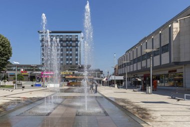 Pirot, Sırbistan - 15 Haziran 2019: Pirot, Güney ve Doğu Sırbistan şehir merkezinde Kare ve Bina