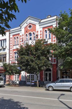 Pirot, Sırbistan - 15 Haziran 2019: Pirot kasabasında Tipik Sokak ve Bina, Güney ve Doğu Sırbistan