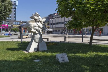 Pirot, Sırbistan - 15 Haziran 2019: Pirot, Güney ve Doğu Sırbistan şehir merkezinde Kare ve Bina