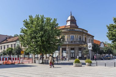 Pirot, Sırbistan - 15 Haziran 2019: Pirot, Güney ve Doğu Sırbistan şehir merkezinde Kare ve Bina