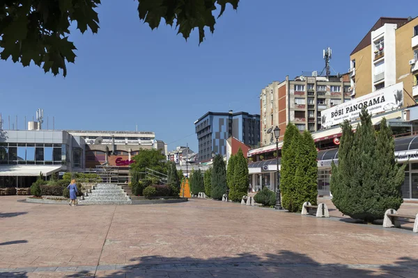 Pirot, Sırbistan - 15 Haziran 2019: Pirot, Güney ve Doğu Sırbistan şehir merkezinde Kare ve Bina
