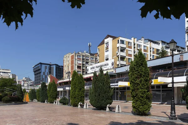 Pirot, Sırbistan - 15 Haziran 2019: Pirot, Güney ve Doğu Sırbistan şehir merkezinde Kare ve Bina