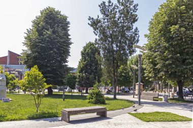Pirot, Sırbistan - 15 Haziran 2019: Pirot, Güney ve Doğu Sırbistan şehir merkezinde Kare ve Bina