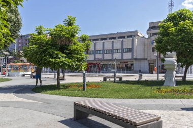 Pirot, Sırbistan - 15 Haziran 2019: Pirot, Güney ve Doğu Sırbistan şehir merkezinde Kare ve Bina