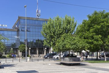 Pirot, Sırbistan - 15 Haziran 2019: Pirot, Güney ve Doğu Sırbistan şehir merkezinde Kare ve Bina