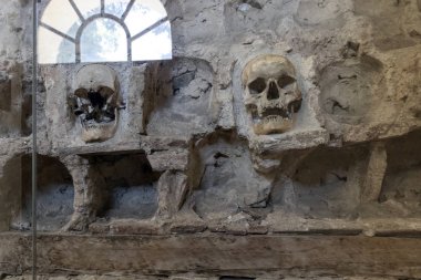 Nis, Sırbistan-15 Haziran 2019: Skull Tower (cele kula)-3000 ' in Nis kentinde, Sırbistan 'da Ayak1809 lanma sonrası ölü Sırp savaşçıların kafatasından inşa edildi