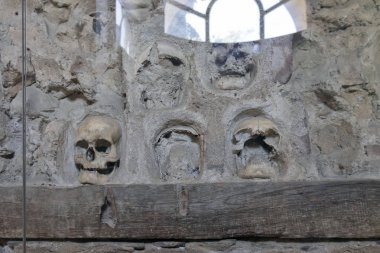 Nis, Sırbistan-15 Haziran 2019: Skull Tower (cele kula)-3000 ' in Nis kentinde, Sırbistan 'da Ayak1809 lanma sonrası ölü Sırp savaşçıların kafatasından inşa edildi