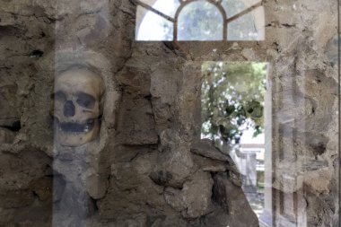 Nis, Sırbistan-15 Haziran 2019: Skull Tower (cele kula)-3000 ' in Nis kentinde, Sırbistan 'da Ayak1809 lanma sonrası ölü Sırp savaşçıların kafatasından inşa edildi
