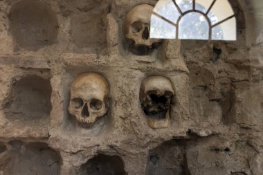 Nis, Sırbistan-15 Haziran 2019: Skull Tower (cele kula)-3000 ' in Nis kentinde, Sırbistan 'da Ayak1809 lanma sonrası ölü Sırp savaşçıların kafatasından inşa edildi