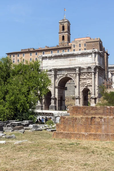 Septímio Severo Arco no Fórum Romano na cidade de Roma — Fotografia de Stock