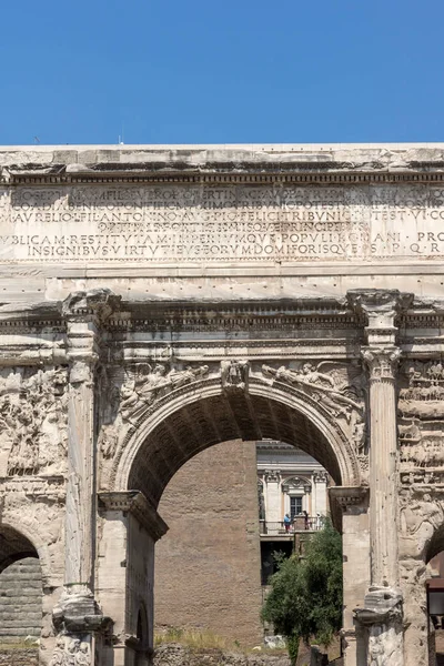 Septímio Severo Arco no Fórum Romano na cidade de Roma — Fotografia de Stock