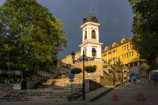 Vista del atardecer de la Iglesia de la Virgen María en la ciudad de Plovdiv, Bulgar — Foto de Stock