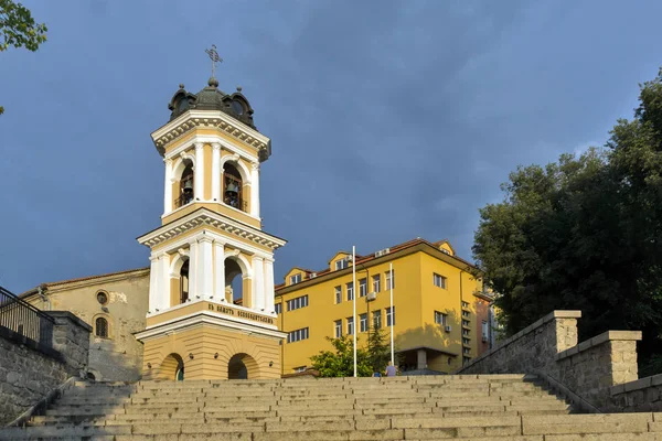 Solnedgång över jungfru Mariakyrkan i staden Plovdiv, Bulgar — Stockfoto