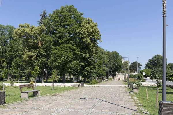 Típica calle y edificio en la ciudad de Pirot, Serbia — Foto de Stock