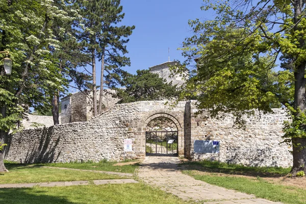 Parque ao redor da Fortaleza Histórica de Pirot, Sérvia — Fotografia de Stock