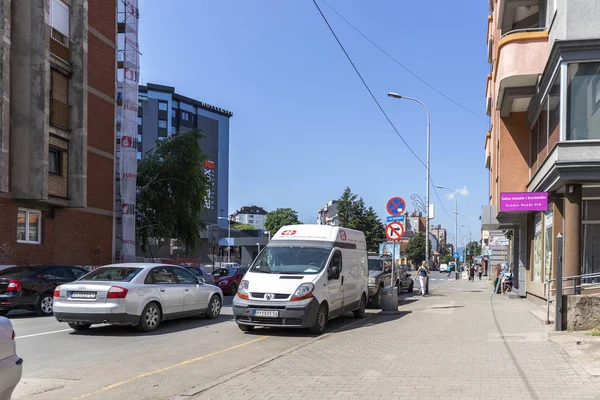 Típica calle y edificio en la ciudad de Pirot, Serbia — Foto de Stock