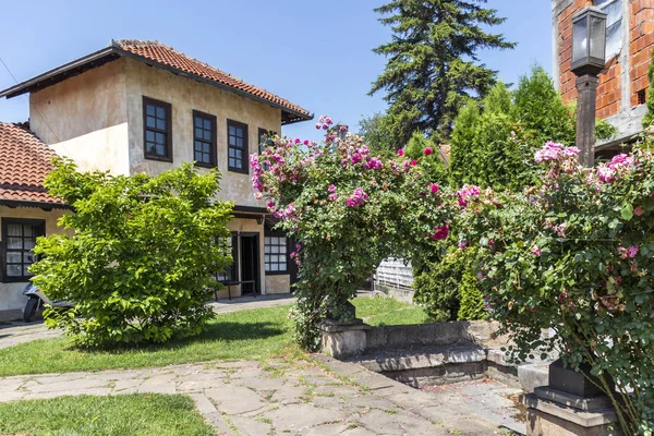 Old houses in front of Museum of Ponishavie in town of Pirot — Stock Photo, Image