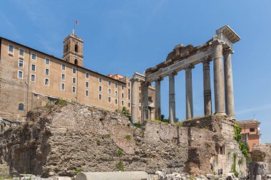 Roma şehrinde Satürn Tapınağı ve Capitoline Tepesi