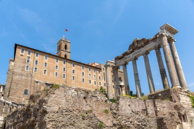Roma şehrinde Satürn Tapınağı ve Capitoline Tepesi