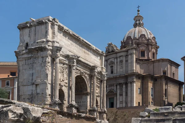 Roma şehrinde Roma Forumu panoramik görünümü