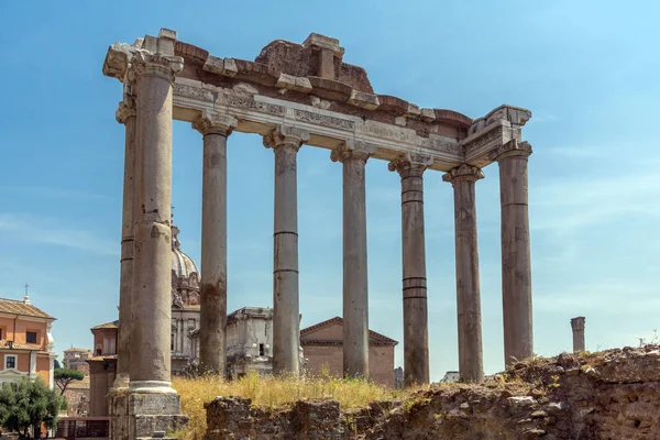 Roma şehrinde Satürn Tapınağı ve Capitoline Tepesi