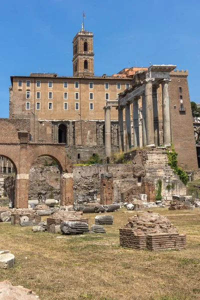 Roma şehrinde Roma Forumu panoramik görünümü
