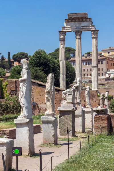 Roma'daki Roma Forumu'nda Dioscuri Tapınağı Harabeleri