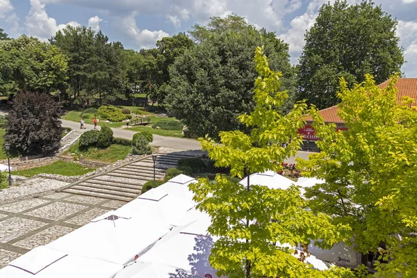 Vista interior de la fortaleza y el parque en la ciudad de Nis — Foto de Stock