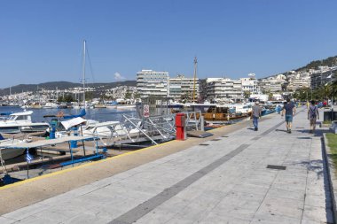 Kavala, Yunanistan'ın limanında balıkçı tekneleri ve yatlar