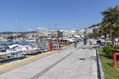 Kavala, Yunanistan'ın limanında balıkçı tekneleri ve yatlar