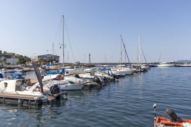 Kavala, Yunanistan'ın limanında balıkçı tekneleri ve yatlar