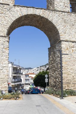 Kavala şehrinde eski su kemeri, Yunanistan
