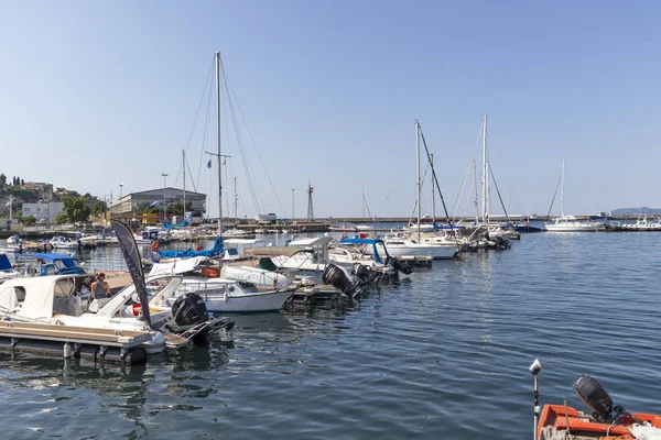 Fischerboote und Yachten im Hafen der Stadt Kavala, Griechenland — Stockfoto