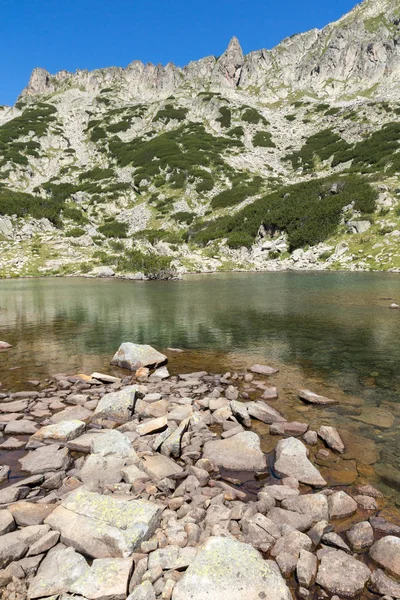 ทะเลสาบซาโมดีวิสกี้ ใกล้ยอดดางกา ภูเขาพีริน ประเทศบัลแกเรีย — ภาพถ่ายสต็อก