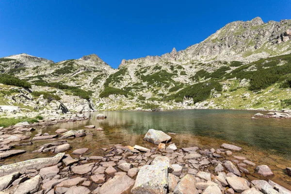 Samodivski lagos cerca de Dzhangal pico, Pirin Montaña, Bulgaria — Foto de Stock