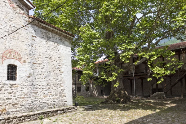 Edificios medievales en el monasterio de Bachkovo, Bulgaria — Foto de Stock