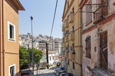 Kavala şehrinin eski kentinde tipik sokak ve evler, Yunanistan