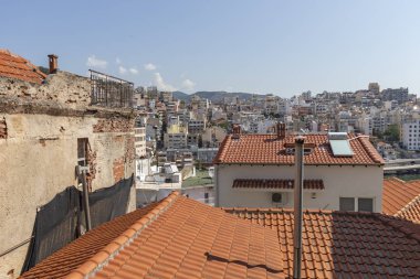Kavala şehrinin eski kentinde tipik sokak ve evler, Yunanistan