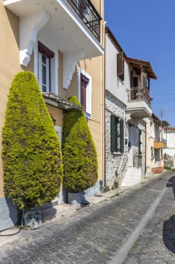 Kavala şehrinin eski kentinde tipik sokak ve evler, Yunanistan