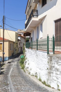 Kavala şehrinin eski kentinde tipik sokak ve evler, Yunanistan