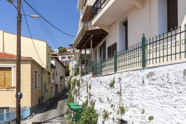 Kavala şehrinin eski kentinde tipik sokak ve evler, Yunanistan