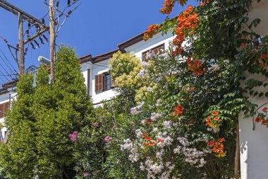Kavala şehrinin eski kentinde tipik sokak ve evler, Yunanistan
