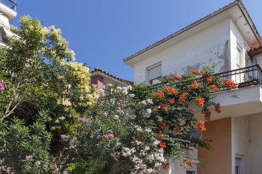 Kavala şehrinin eski kentinde tipik sokak ve evler, Yunanistan